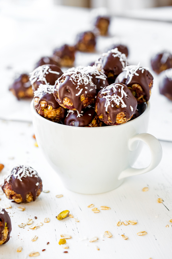 No Bake Energy Bites in a White Mug | thecozyapron.com