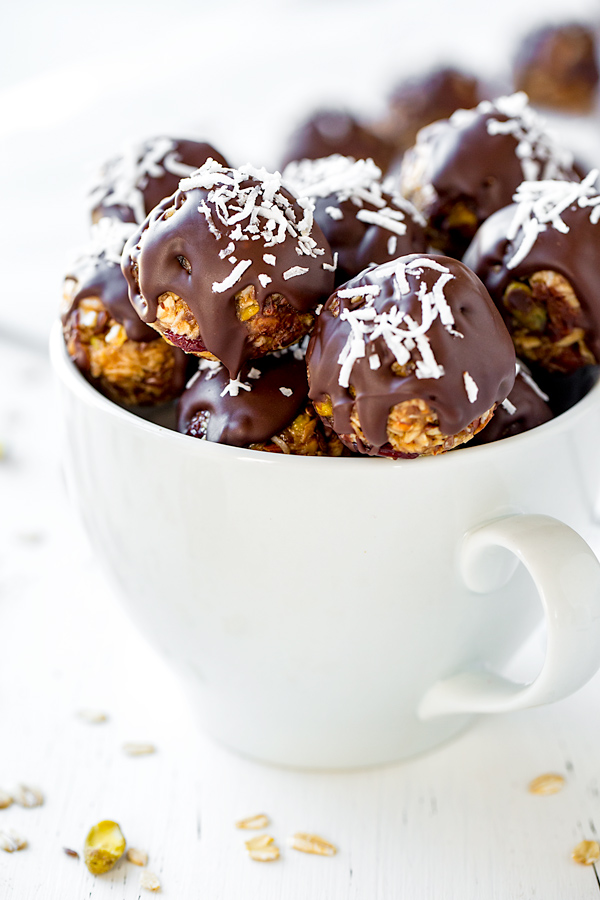 No Bake Energy Bites in a White Mug | thecozyapron.com