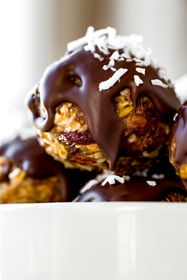 Chocolatey No Bake Energy Bites | thecozyapron.com