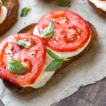 Caprese Toasts | thecozyapron.com