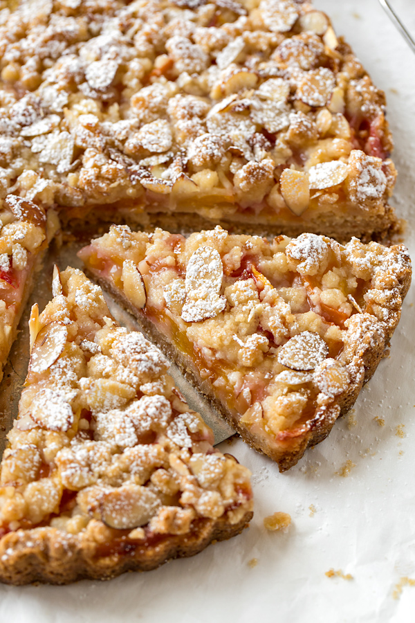 Nectarine Crumb Tart | thecozyapron.com