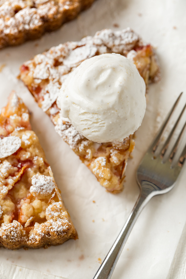 Nectarine Crumb Tart | thecozyapron.com