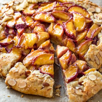 Peach Galette | thecozyapron.com