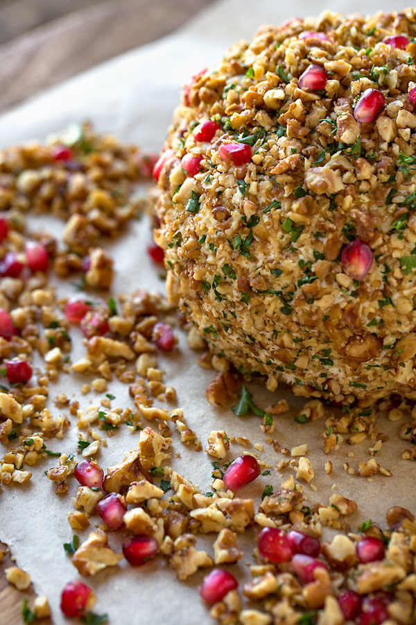Cheese Ball Recipe | thecozyapron.com