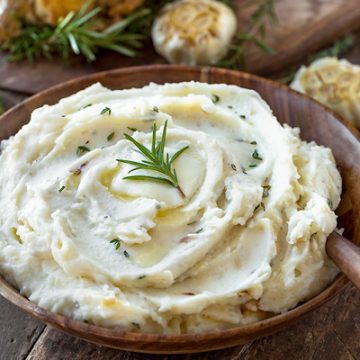 Roasted Garlic Mashed Potatoes | thecozyapron.com