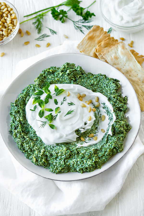 Healthy Spinach Dip | thecozyapron.com