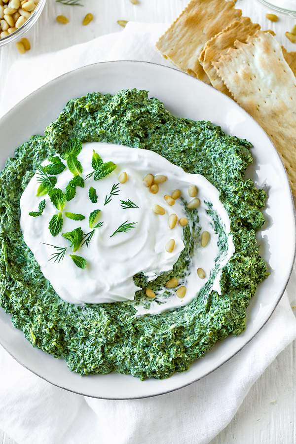 Healthy Spinach Dip | thecozyapron.com