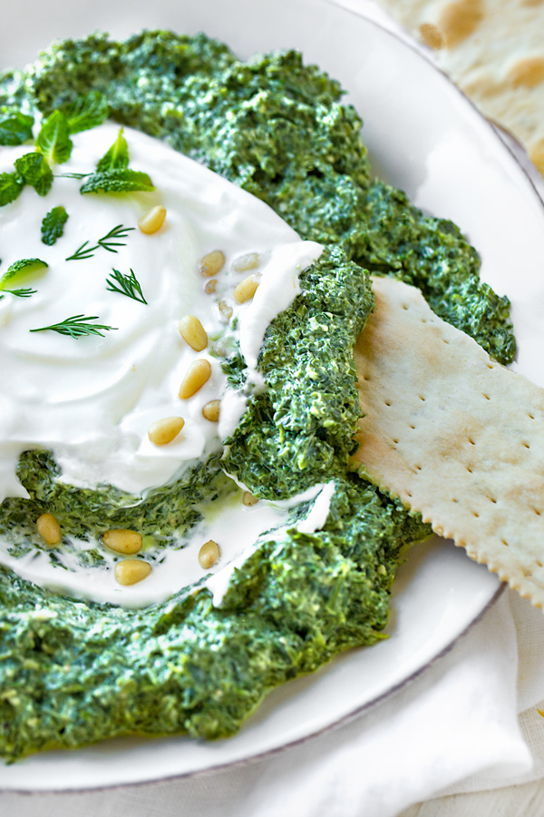 Healthy Spinach Dip | thecozyapron.com