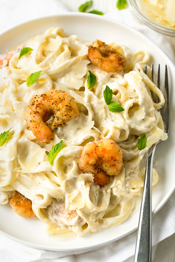 Shrimp Alfredo | thecozyapron.com