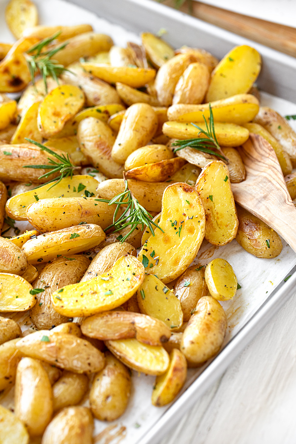 Rosemary Potatoes | thecozyapron.com