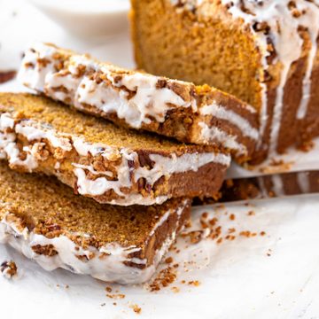Pumpkin Bread with Pecan Streusel | thecozyapron.com