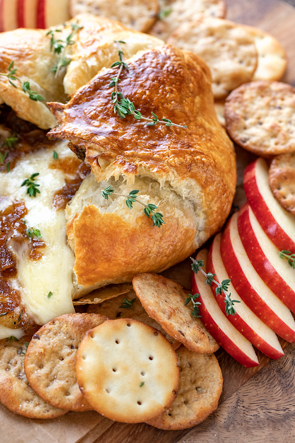 Baked Brie with Balsamic Caramelized Onions | thecozyapron.com