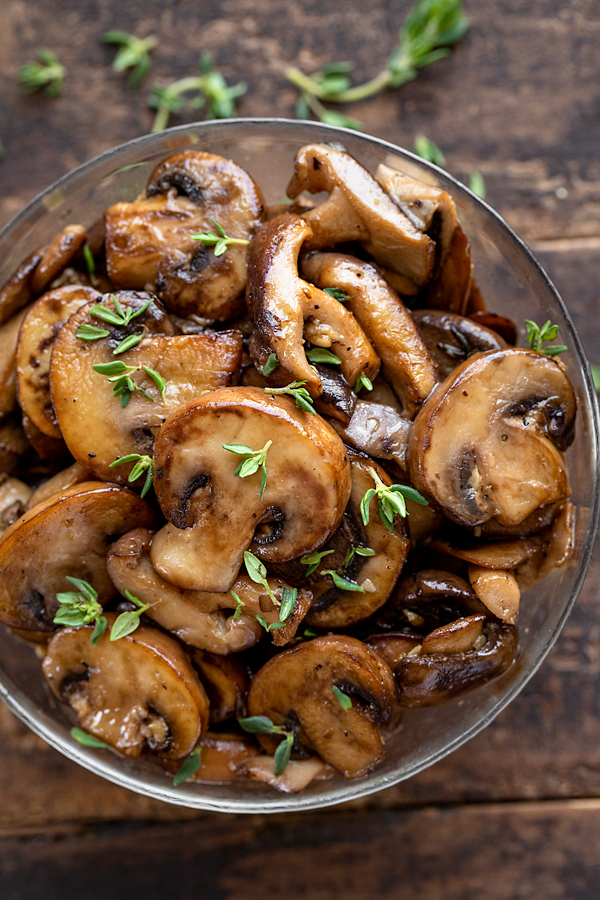 Sauteed Mushrooms with Garlic | thecozyapron.com