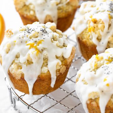 Lemon Poppy Seed Muffins with Streusel | thecozyapron.com