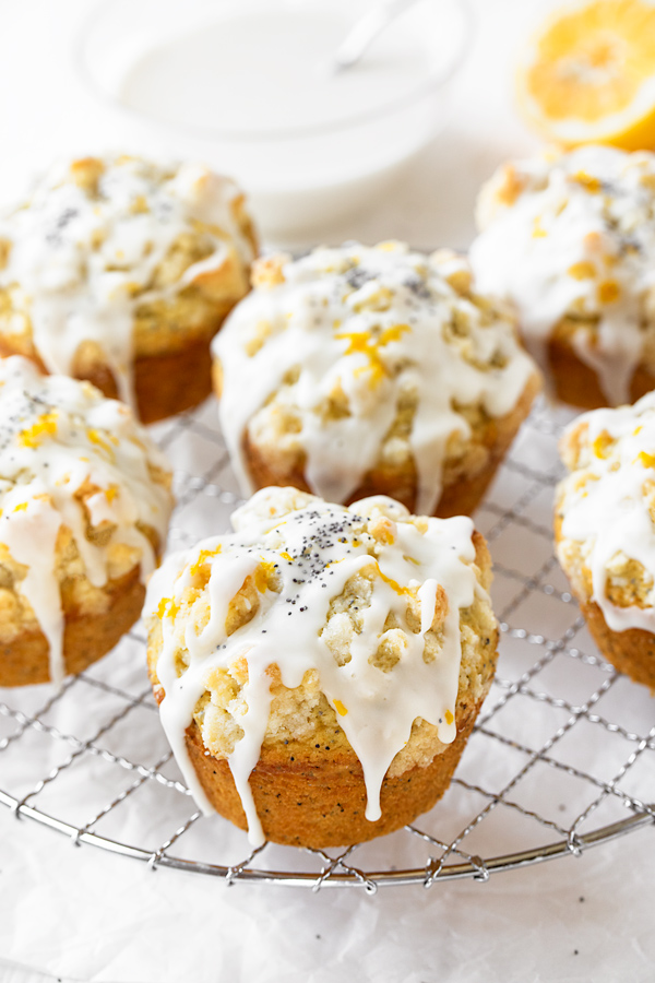 Lemon Poppy Seed Muffins with Streusel | thecozyapron.com