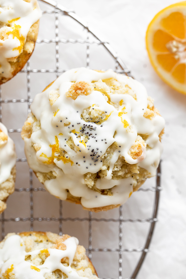 Lemon Poppy Seed Muffins with Streusel | thecozyapron.com