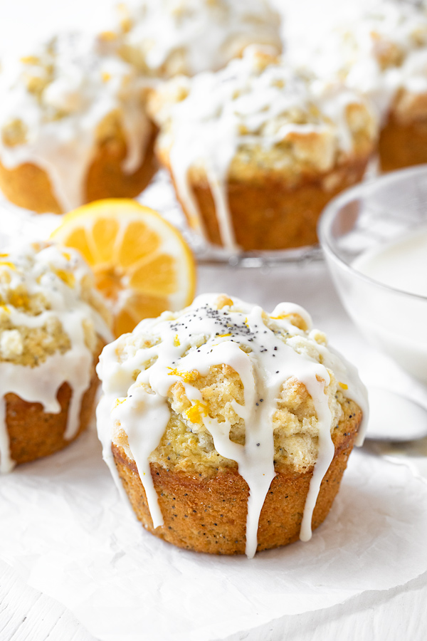 Lemon Poppy Seed Muffins with Streusel | thecozyapron.com