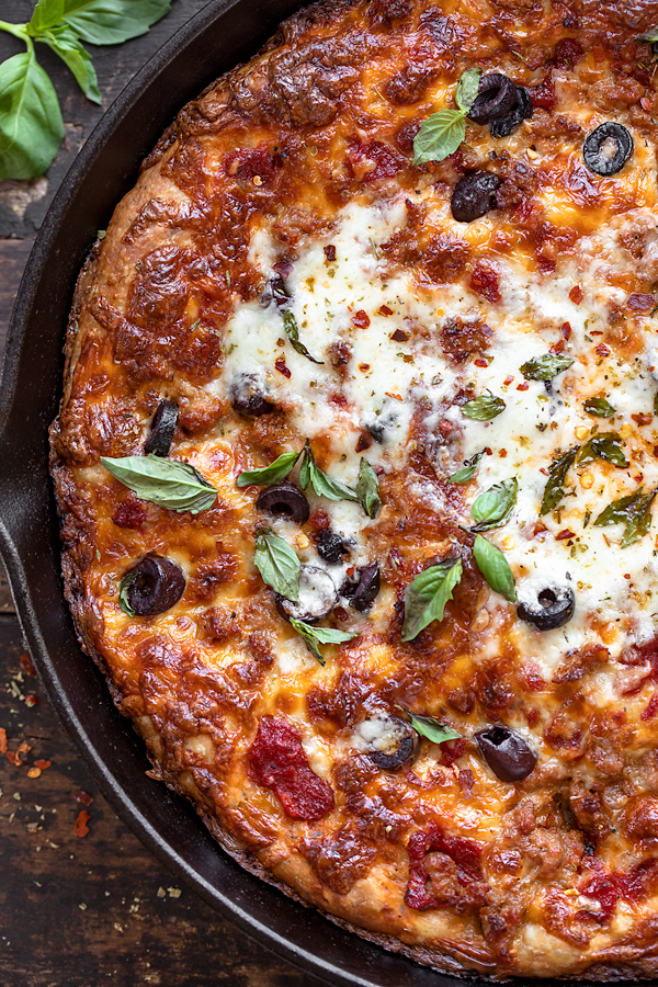 Cast Iron Pizza | thecozyapron.com