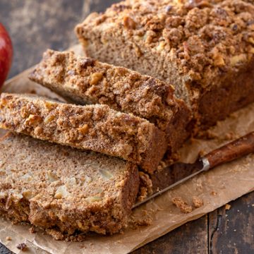 Apple Bread with Cinnamon Sugar Streusel | thecozyapron.com