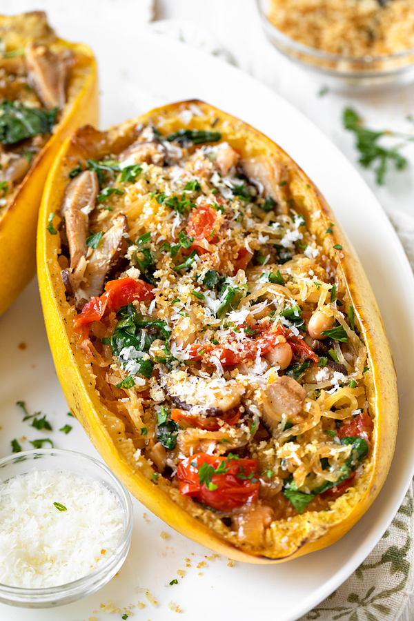 Spaghetti Squash with Sauteed Veggies | thecozyapron.com