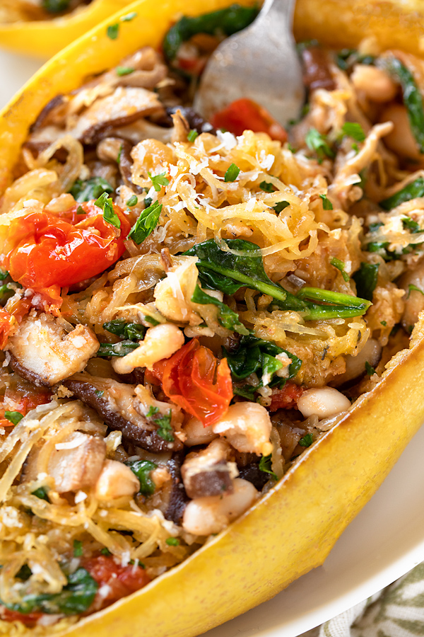 Spaghetti Squash with Sauteed Veggies | thecozyapron.com