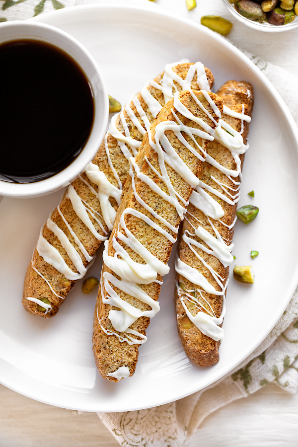 Biscotti on Plate | thecozyapron.com