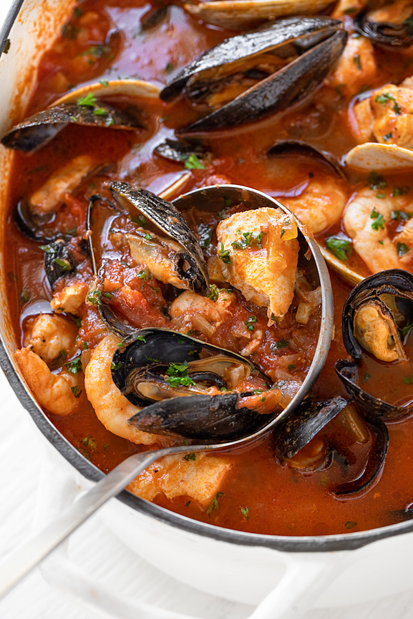 Cioppino Being Ladled Up | thecozyapron.com