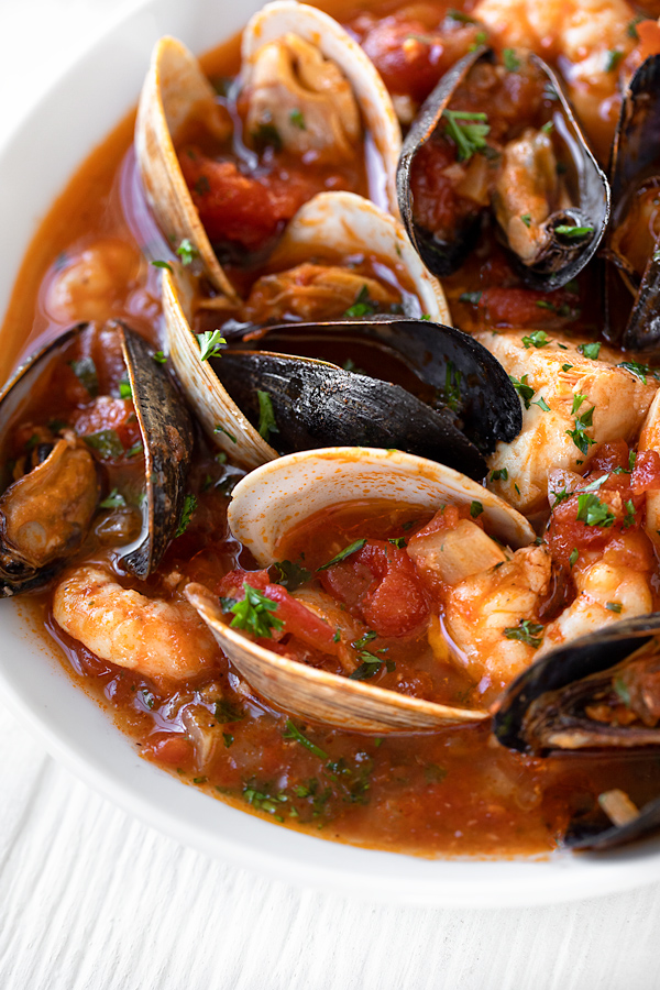 Cioppino with Clams and Mussels | thecozyapron.com