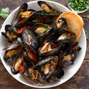 Steamed Mussels with Toasted Bread | thecozyapron.com