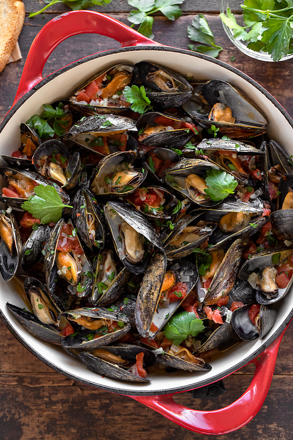 Steamed Mussels in a Pot | thecozyapron.com