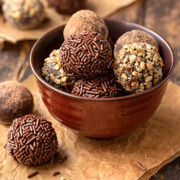 Chocolate Truffles | thecozyapron.com