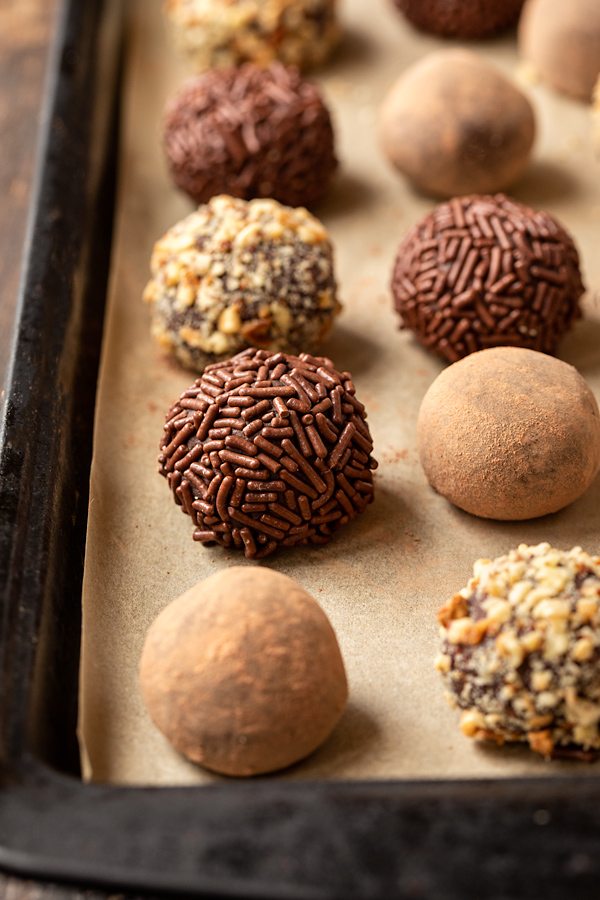 Chocolate Truffles | thecozyapron.com