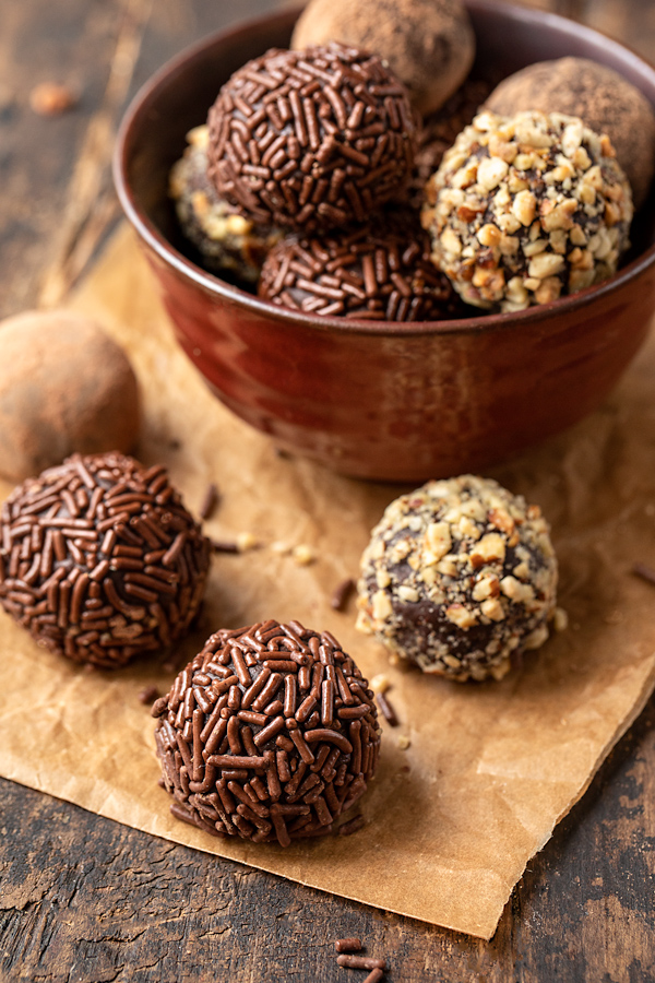Chocolate Truffles | thecozyapron.com
