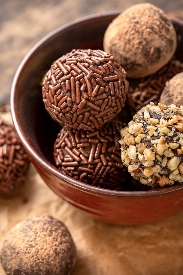 Chocolate Truffles in a Bowl | thecozyapron.com