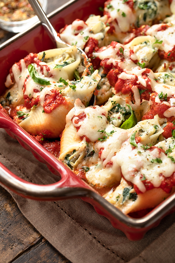 Ricotta Stuffed Shells with Spinach and Artichoke | thecozyapron.com