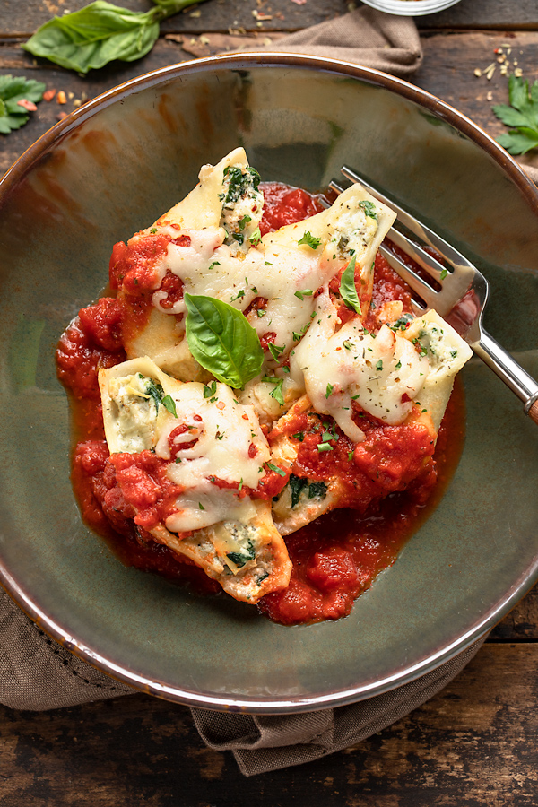 Ricotta Stuffed Shells with Spinach and Artichoke | thecozyapron.com