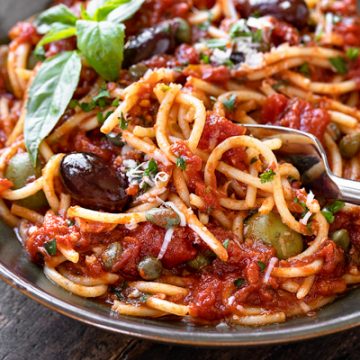 Pasta Puttanesca | thecozyapron.com