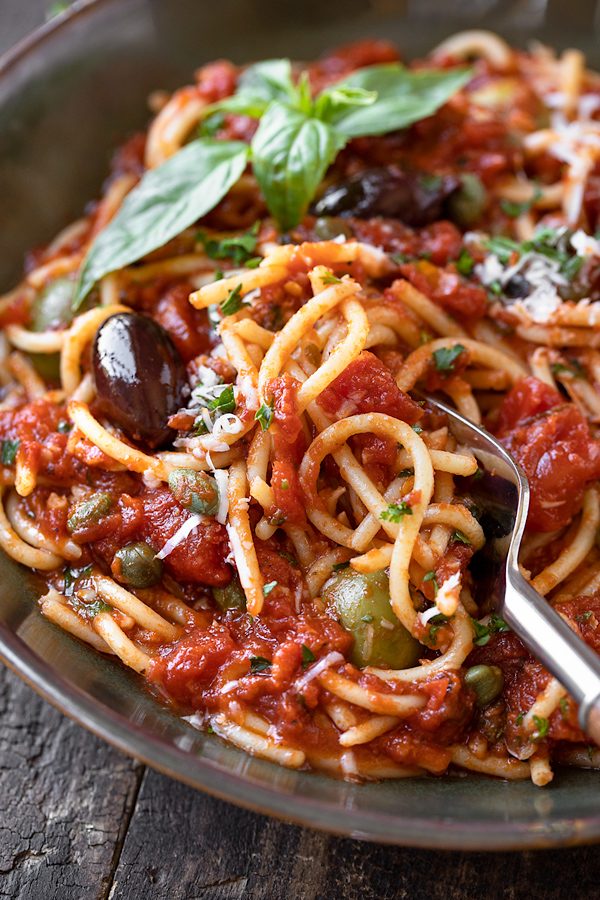 Pasta Puttanesca | thecozyapron.com