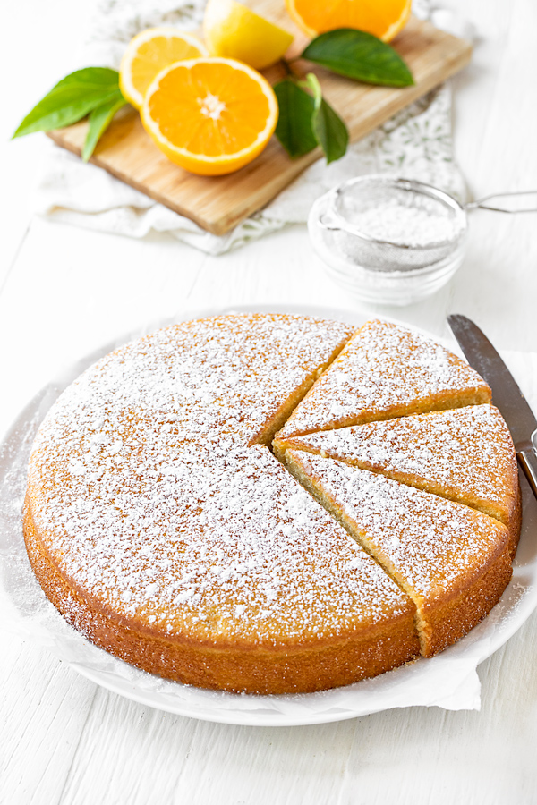 Whole Olive Oil Cake with Slices | thecozyapron.com