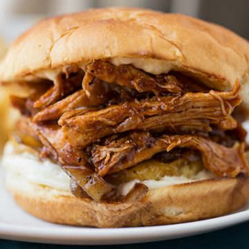 Pulled Chicken Sandwich | thecozyapron.com