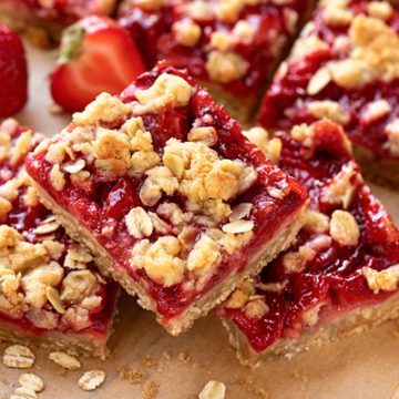 Strawberry Oatmeal Bars | thecozyapron.com