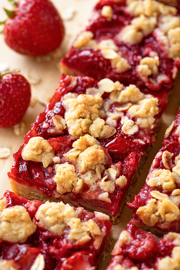 Jammy Strawberry Oatmeal Bars | thecozyapron.com