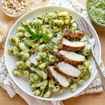 Pesto Pasta Salad with Grilled Lemon Chicken | thecozyapron.com