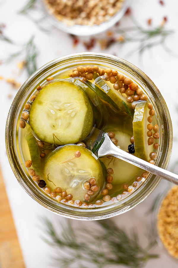 Refrigerator Dill Pickle Slices | thecozyapron.com