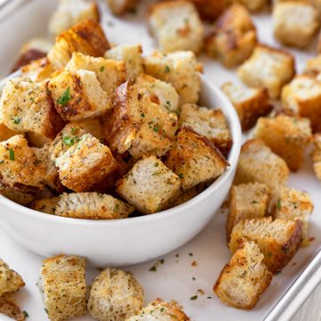 Homemade Croutons | thecozyapron.com
