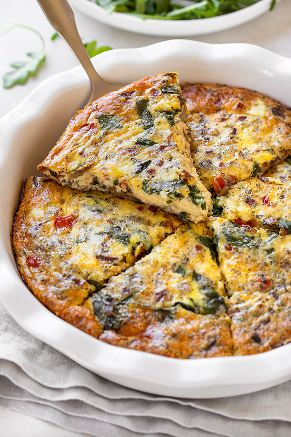 Crustless Quiche with Slice | thecozyapron.com