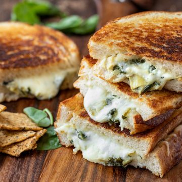 Spinach and Artichoke Grilled Cheese | thecozyapron.com