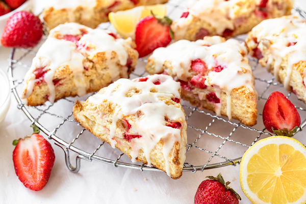 Strawberry Lemonade Scones | thecozyapron.com