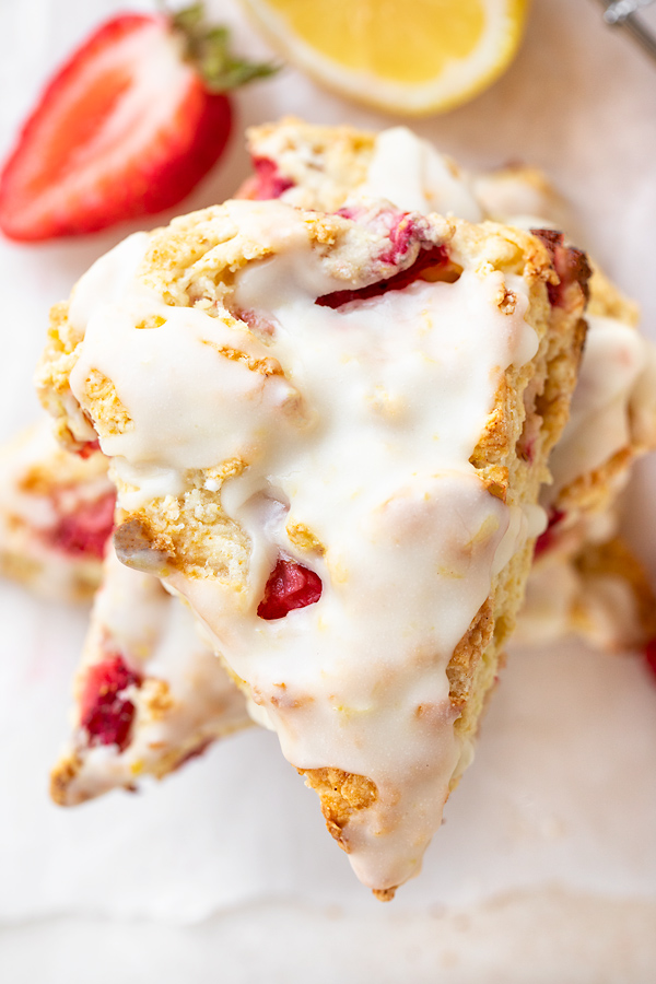 Strawberry Lemonade Scones | thecozyapron.com
