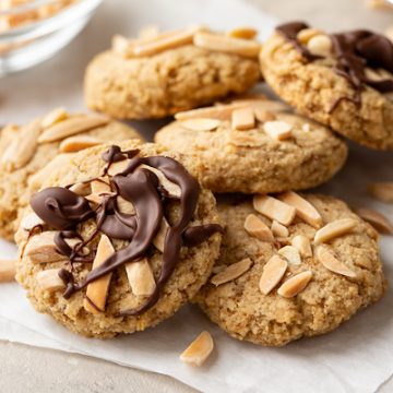 Almond Flour Cookies | thecozyapron.com